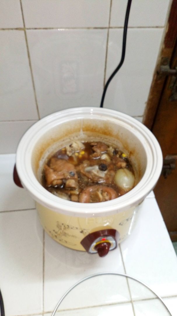 Rất Tốt! Hầm, kho thịt chân giò và móng đổ khoảng đến nửa nồi, sẽ mất khoảng 2-2.5h là mềm ngon ( chế độ 'high'). Nấu chè hay cháo mất khoảng từ 1h -1.5h tuỳ lượng thức ăn bạn nấu. Nếu để chế độ' high' sau 45p phải canh nếu bạn đổ gần 80% nồi. Nói chung xài rất tốt, tiện lợi, ít tốn điện. Vì chỉ 340W.