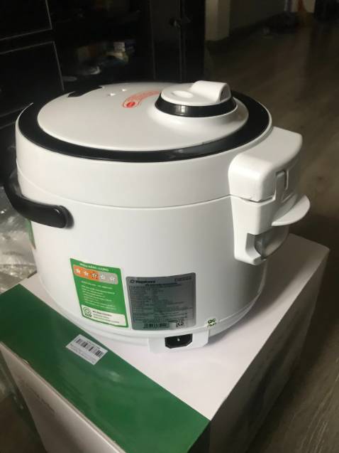 Về dịch vụ của Tiki - 3*:
- Đặt hàng ngày ***, hẹn giao 15.10 nhưng từ *** vẫn chỉ "Chờ xác nhận". 
- Ngày 14.10 email cho Tiki  để hỏi tình trạng đơn hàng - mã hỗ trợ # 01679792.
- Ngày 16.10 Tiki email về đơn hàng "giao trễ hơn khoảng 7-10 ngày so với dự kiến do gặp trục trặc trong việc xử lý và luân chuyển hàng hóa".
- Ngày 17.10 app mới cập nhật 1 lèo "Đang xử lý" - "Đang vận chuyển".
- Ngày 18.10 nhận hàng.
>>> Trừ 2* vì mã hỗ trợ # 01679792 không thật sự được xử lý trong 24h, đơn hàng chỉ được xử lý sau khi phát sinh lỗi treo đơn hàng sau ngày giao hàng.

Về sản phẩm - 4*:
Nồi vừa xinh, chưa xài nên chưa biết ổn không.
Dây điện dài hơn nồi 1.2L cũ, cảm thấy hài lòng.