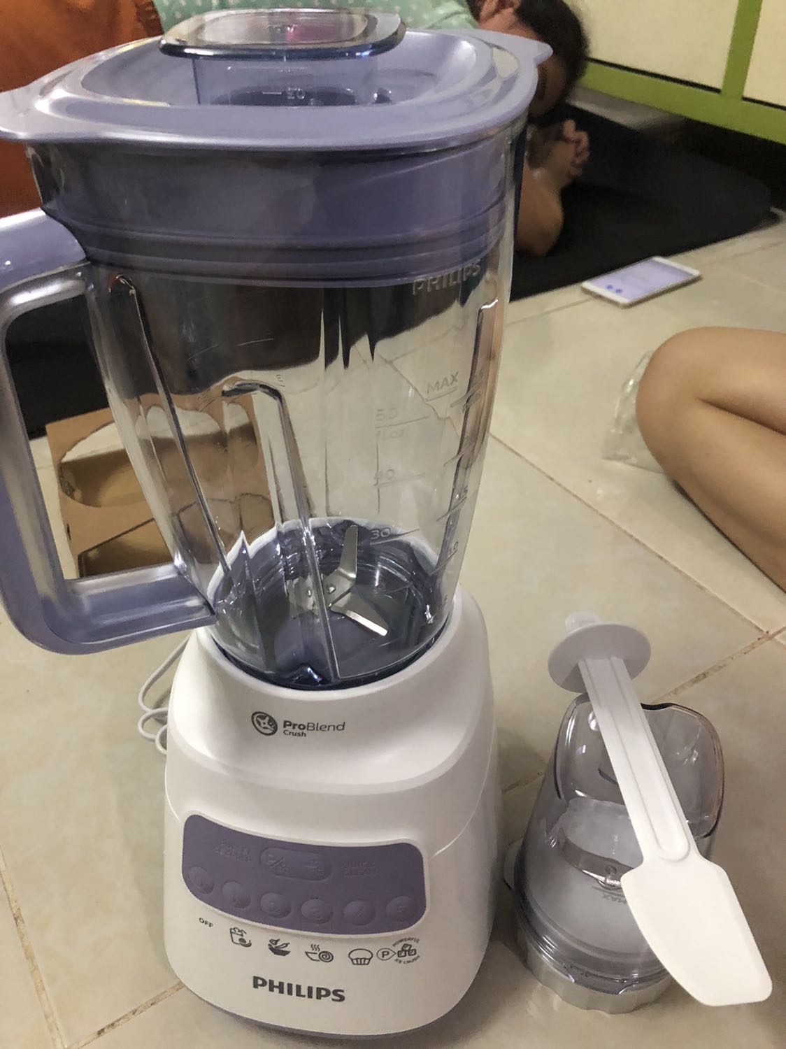 Đợi tiki mòn mỏi từ 9/9 săn sale nên mua với giá không thể nào rẻ hơn! Chỉ sợ bị huỷ đơn thì buồn biết mấy. Và rồi Anh shipper cũng gọi tên lấy hàng sau bao ngày giãn cách. Mừng mún rớt nước mắt. Tiki đóng gói chắc chắn hàng giao không vết trầy. Từ nay có máy xay tha hồ thoả thích. Hàng philip thì miễn bàn về chất lượng luôn là sự lựa chọn hàng đầu khi muốn mua đồ gia dụng điện tử...