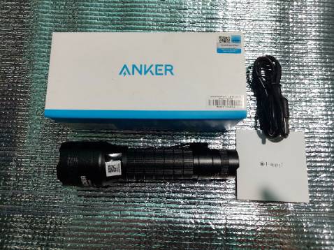 Shop giao hàng siêu nhanh. Sản phẩm đóng gói chắc chắn, hộp nguyên siêu và tem, đèn pin nhỏ gọn bằng nhôm, cầm chắc tay, nút bấm nhẹ và nhạy, chiếu sáng cực tốt, có 5 chế độ sáng. Sử dụng các sản phẩm anker xưa giờ rất thích. Nên mua.