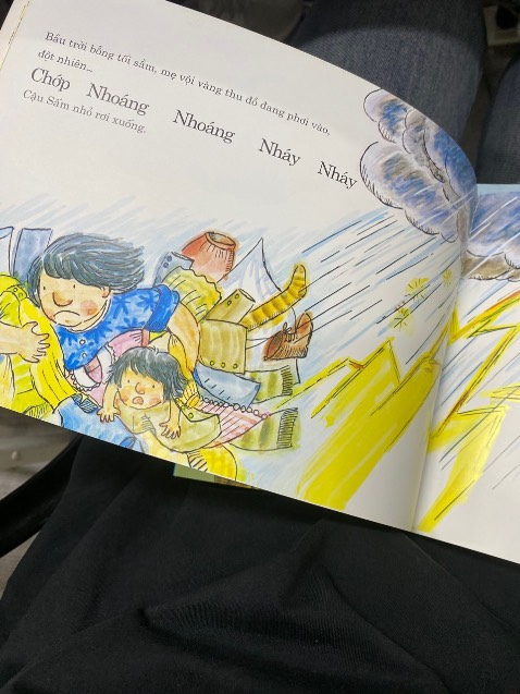 Nhà mình đã có cũng nhiều sách của ehon rồi đấy nhưng sách của shop lúc nào cũng có nét độc đáo nhất, bé rất phối hợp với mình để nghe mình đọc.