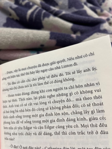 Tại sao có thể xuất bản một quyển sách mà chính tả sai liên tục như vậy? Đọc mà cọc luôn á!!! "Thật dớ dẩn"! Đã sai chính tả mà đến cái dấu câu cũng sai luôn ạ! Xúc phạm người đọc!