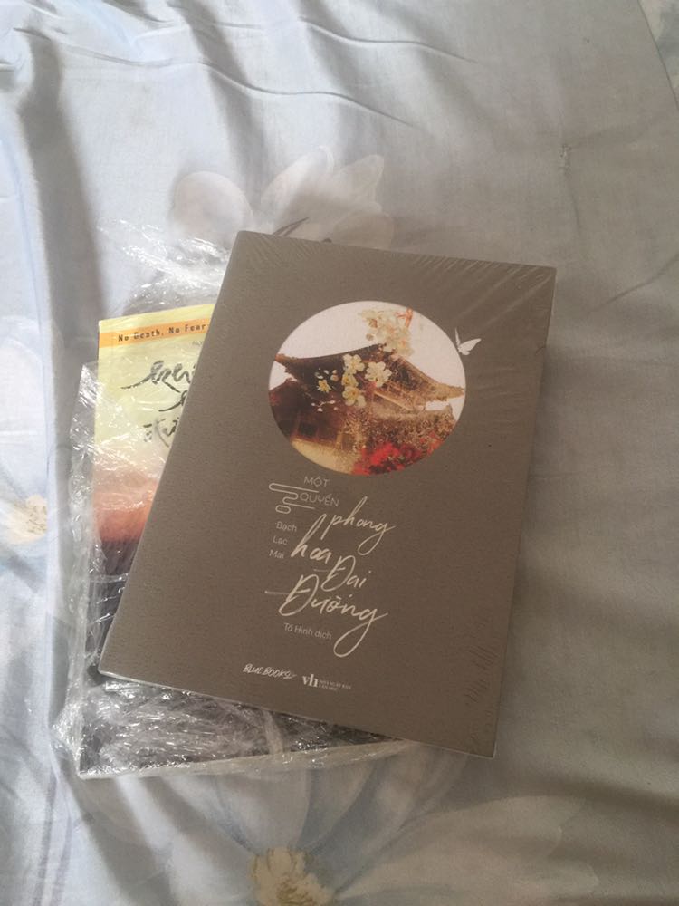 Mua hàng của shop này nhiều lần rùi và mình rấtttttt ưng ý nha, hàng đc đóng gói vô cùng chỉn chu và cẩn thận( bên ngoài còn có thêm lớp giấy), sách chính hãng và giao hàng đúng hẹn!