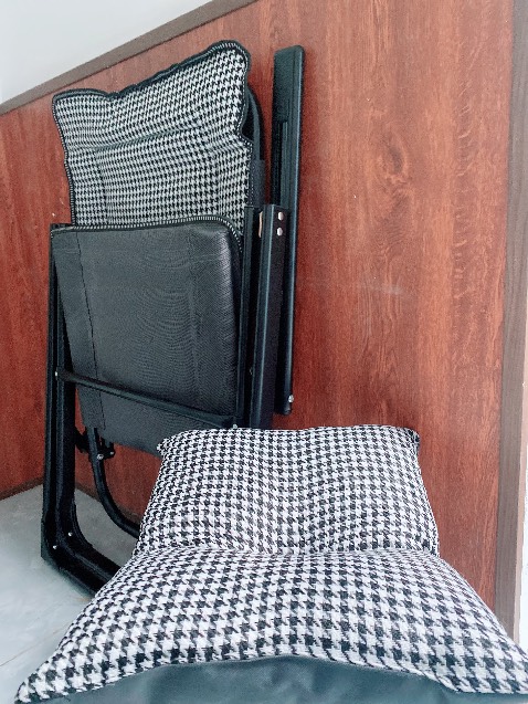 gấp mở gọn gàng có đôn ghế ghế có phần đệm êm . khung ghế chắc chắn