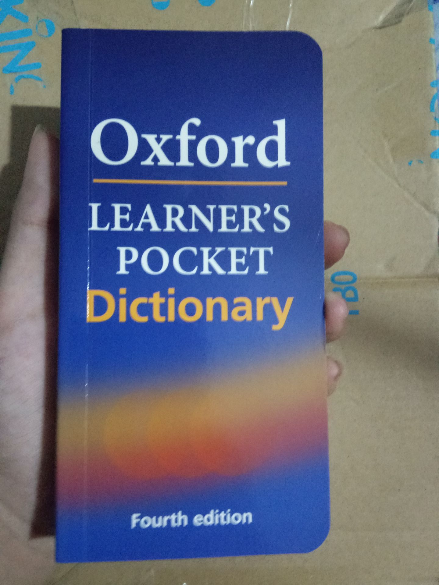 * sản phẩm
   •ưu : nhỏ gọn, kiến thức vừa đủ, đẹp, nét, giải thích OK, tiện lợi khi mang ra ngoài để tra cứu nhanh, dùng những từ ko quá khó hiểu, giấy dày và dai rất thích. tuy nhiên ko cẩn thận thì rách như chơi, gáy sách dán keo khá chắc chắn
• nhược : chữ viết hơi nhỏ nên khó nhìn, phải mở sát tận gáy thì mới thấy hết nội dung, như thế rất dễ rách sách. 
* dịch vụ
• ưu : giao hàng nói chung là ổn r, OK r.  hẹn t2 giao mà CN giao r.  giá ổn, vừa với túi tiền học sinh
• nhược : tiki chả nâng niu sách gì cả, quăng *** sách vô hộp dán băng keo thế là xong. may mà sách của mình ko bị hư hại gì. mấy lần trước mua ở tiki về sách gãy hết trơn. nhưng mình ko quá cầu toàn nên bỏ qua. nhưng thấy ai cũng bị vậy nên hơi khó chịu tiki r đấy