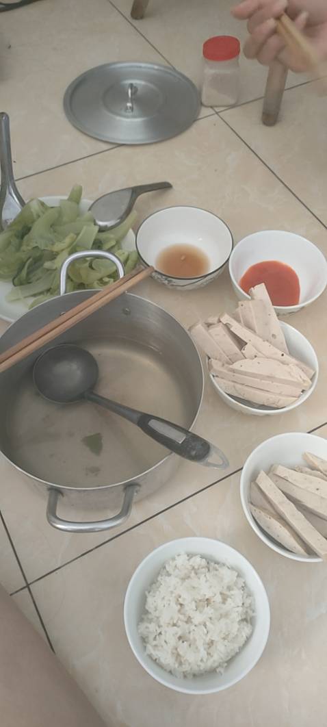 Sách hawyms nhưng ship về bị méo móp hết cả