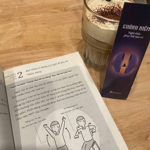 Thiền sư Thích Nhất Hạnh có viết: “Hãy trở lại với giây phút hiện tại, và cảm nhận cuộc sống thật sâu sắc. Đó là chánh niệm.”
Trong vòng quay hối hả của cuộc sống hiện đại, chúng ta thường xuyên bị bủa vây trong các luồng suy nghĩ, các ám ảnh về quá khứ, hay lo âu về tương lai. Đó là lý do mà trong lòng chúng ta lúc nào cũng rối ren cảm xúc: lo lắng, sợ hãi, quan ngại, muộn phiền,…
Thực hành chánh niệm giúp chúng ta tập trung “ở đây, bây giờ” với một tâm thái thư giãn, không phán xét.