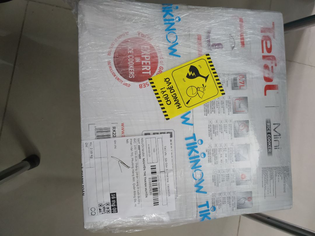 cái nồi nhỏ xinh, dùng nấu cho 1 đến 2 người.mình nhận hàng có đủ vỉ hấp, dây cắm, muỗng xúc cơm. Nồi không có khay hứng nước nhé. Có 2 chế độ nấu cơm và hấp, mình chưa nấu thử nên chưa biết thế nào, ko biết lớp chống dính có được bền lâu không hay một thời gian bị bong xước, nếu nó bị lỗi vậy mình sẽ đăng nhận xét lại cho cả nhà biết nhé.
Có điều nữa là mình ko thấy phiếu bảo hành, cũng không thấy mã nào để đăng ký bảo hành hết á, nếu mà cần bảo hành thì làm sao nhỉ? vẫn là phải gọi qua hỗ trợ Tiki phải không nhỉ?