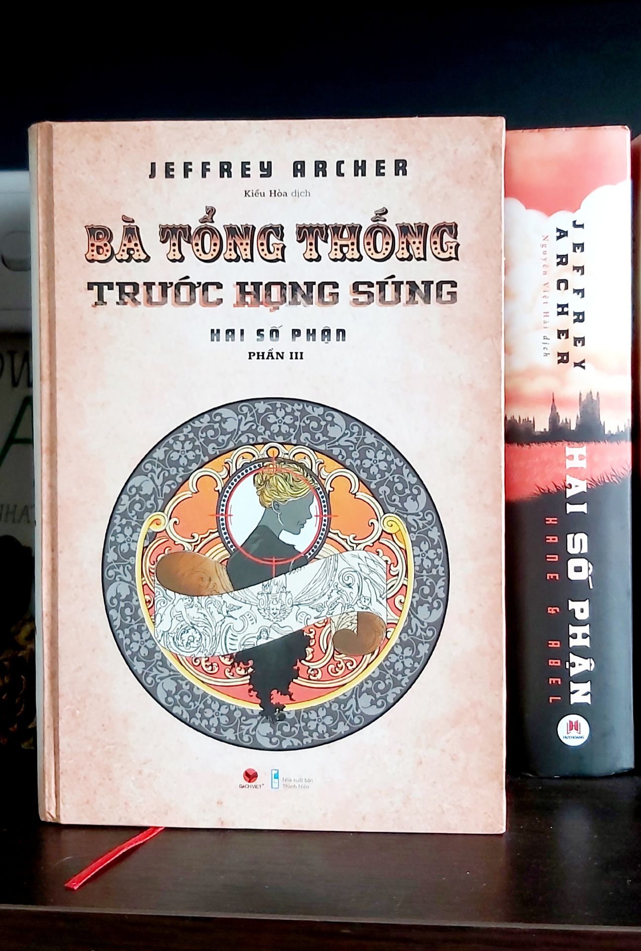 "7 giờ 30 phút một tối nọ, FBI nhận được thông tin về âm mưu ám sát bà Tổng thống. Đến 8 giờ 30 phút, có năm người biết được những thông tin về âm mưu ám sát. 9 giờ 30 phút, bốn người trong số họ bị giết. Người duy nhất còn sống, đặc vụ FBI Mark Andrews, biết về thời điểm bọn sát thủ sẽ hành động và biết được âm mưu này có liên quan đến một vị Thượng Nghị sĩ, còn về địa điểm, cách thức hay điều quan trọng nhất là danh tính bọn chúng, anh đều không biết gì. Anh chỉ có sáu ngày để tìm ra kẻ chủ mưu. Trong sáu ngày đó, anh không có thời gian để lãng phí, không được để lại dấu vết, và không được tin tưởng bất kỳ ai. Anh chỉ có sáu ngày để ngăn chặn thứ đang đe dọa sự an nguy của Tổng thống. Một từ không đúng, một bước đi sai lầm, và cả một quốc gia lẫn giấc mơ hoài bão sẽ sụp đổ."
Mình hài lòng về chất lượng sách và dịch vụ Tiki. Giá hợp lý (80k), sách chính hãng, TikiNOW giao trong vòng 2h sau khi đặt sách. Nhân viên giao hàng luôn  vui vẻ và thân thiện. Like & Thanks!