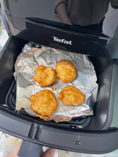 Mua cái nồi chiên tặng cái máy xay, săn sale nên đc giá tốt, tính ra giảm gần 50%, mình rất thik chức năng hấp, đã hấp thử bánh bao, xôi, bánh giò, chiên khoai tây, chả mực, *** veo, mọi thứ đều ngon. Nồi có thêm chức năng tự vệ sinh nữa nên việc vs cũng dễ dàng