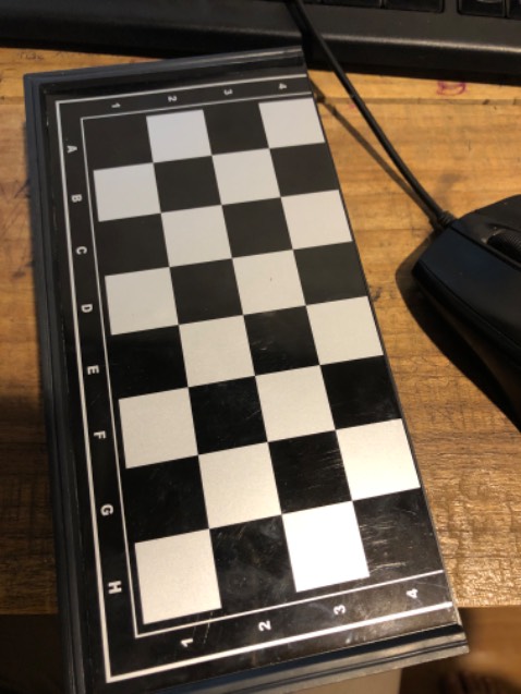 Quân cờ nhỏ đẹp, hàng chất lượng tốt! Phù hợp khi mang đi học hoặc dã ngoại, kể cả việc chơi ở nhà. Nói chung đáng mua!!!!!! Cho 5 sao!