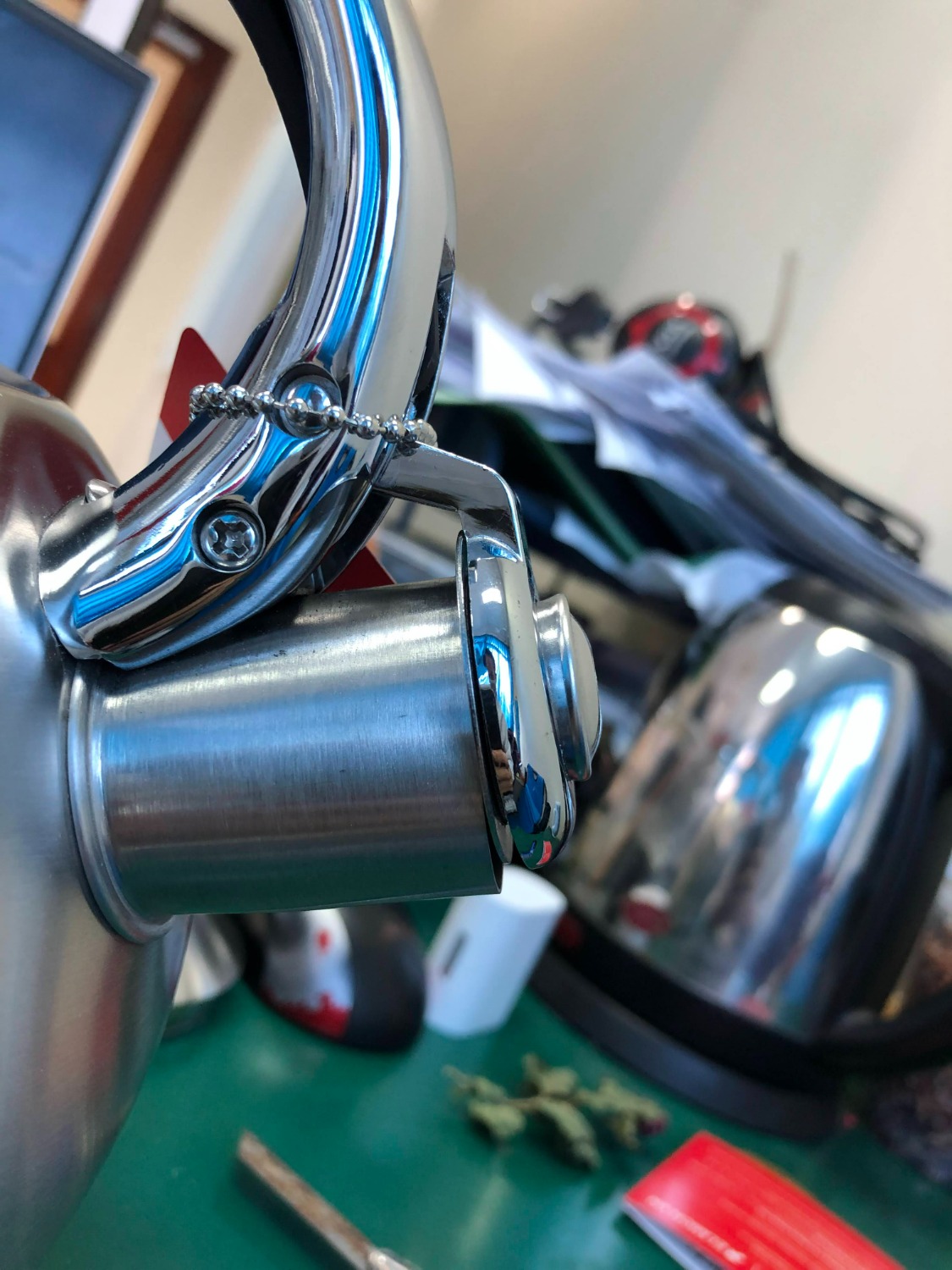 Vừa kiểm tra hàng thấy bị lỗi. Nắp vòi bị lệch làm hở vòi. khi đun sôi sẽ bị bắn nước ra ngoài. xem ảnh sản phẩm cho do tiki cung cấp và ảnh chụp của khách hàng khác không thấy bị hiện tượng như của mình. Cái lỗ vòi cũng méo chứ không phải hình tròn không biết có phải lỗi luôn không. Tiki vui lòng đổi hàng giúp mình.