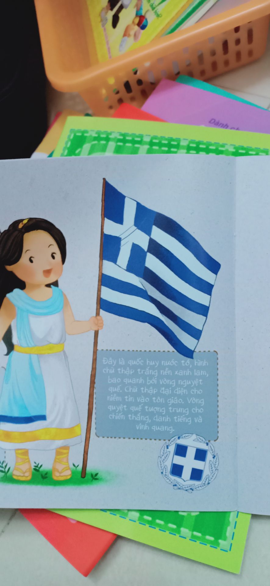 Tôi mua rất nhiều sách ở Tiki và Fahasa cung cấp. Lần này trong 6 cuốn du lịch thế giới mua do Fahasa giao có cuốn Hy lạp, lá cờ như bị gạch bằng viết xanh như hình. Thấy lạ nên T tra mạng mới biết, ko lẽ lấy sách bị khách trả bán cho T. vậy thì mất uy tín quá, hên là tra lại chứ ko lại nghĩ cờ Hy lạp có hình như vậy nữa thì chết T.