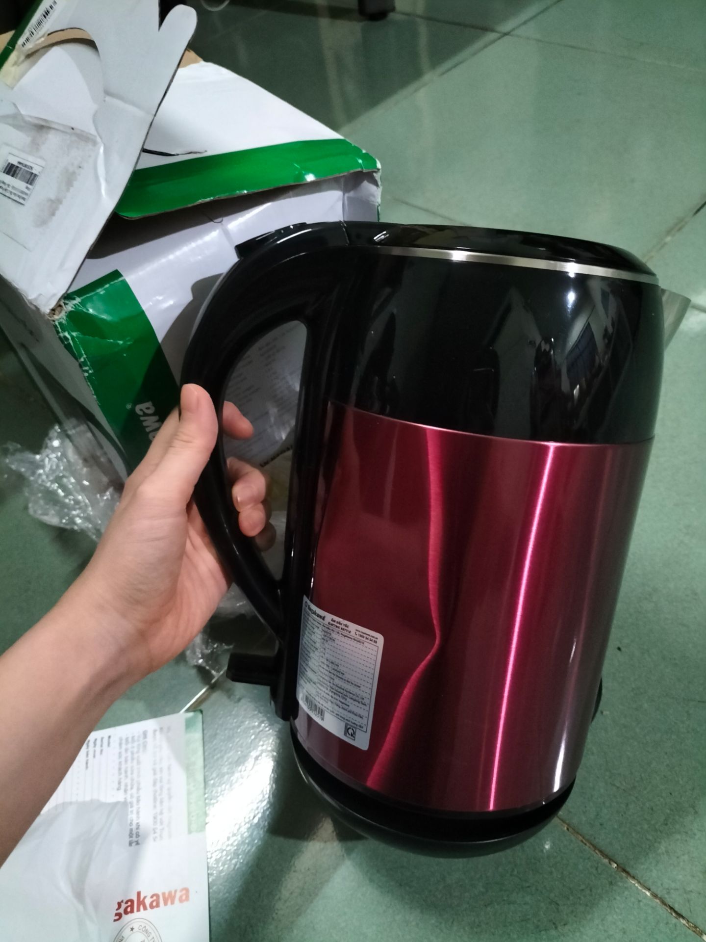 Giao hàng nhanh nhưng nhận được hàng thất vọng lắm ạ. Đóng gói không chắc chắn như Tiki hay giao. Thùng hàng cũ, móp méo. Ấm bên trong bị móp, mất thẫm mĩ. Giá sale là 369k nhưng cũng không thể vì thế mà giao hàng móp cho khách được ạ!!!