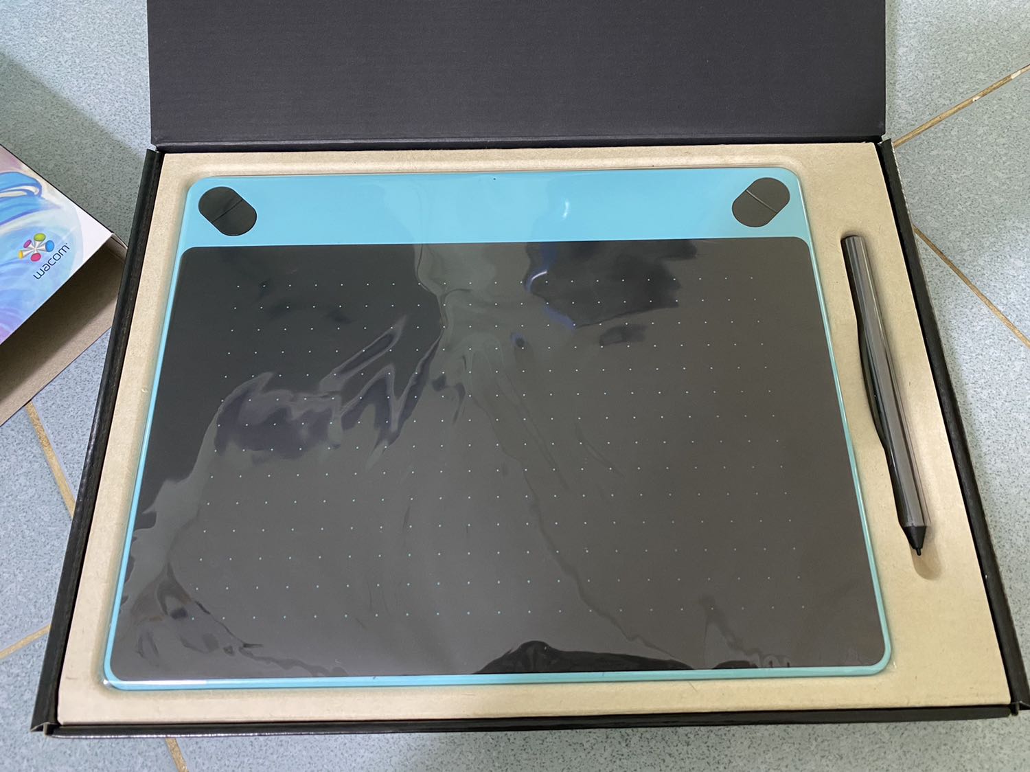 Bảng viết nhạy, cảm giác khi viết êm, nét viết mượt. Mua để dạy online bữa giờ thấy hiệu quả
Mình dùng mac nên phần cài đặt hơi khó khăn nhưng được hỗ trợ kĩ thuật nhiệt tình. Giao hàng chậm hơn dự kiến 2 ngày do dịch nhưng ko sao. Đặc biệt là gói hàng cực kì cẩn thận. Bảng nhỏ nhưng gói nguyên thùng carton to hơn thùng mì và bên trong bọc, xốp bảo vệ kĩ lưỡng. Rất ưng khi cầm kiện hàng lẫn sản phẩm trên tay.