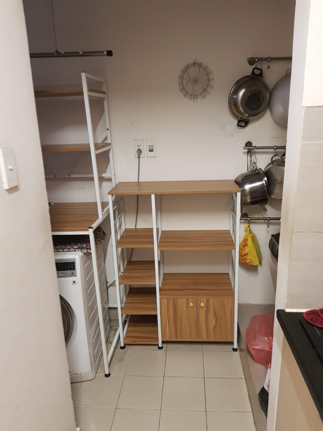 Lần thứ 2 mua của shop, kệ rất chắc chắn, đặc biệt ưng bụng với cánh tủ xịn xò dc gắn bản lề đóng từ từ êm k nghe tiếng động luôn (nói thật mình khá bất ngờ vì giá rẻ mà dc gắn đồ xịn).Khung sắt dày dặn, mặt gỗ k thấm nước rất ok dễ dàng lau chùi. lần này mình lắp hơi lâu xíu nhưng xong thì cảm thấy rất hài lòng, Ah mà Shop có video hướng dẫn từng bước lắp ráp cứ làm theo là thành công đừng như mình tự mò mẫm nên lâu nha.kkk
Thanks shop sẽ ủng hộ tiếp!