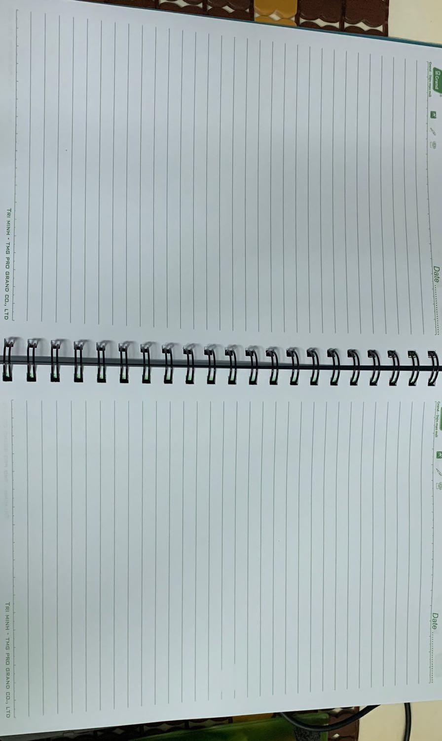 Quyển gáy lò xo dễ dùng, có các tấm cách thành 4 ngăn tiện chia theo chủ đề để ghi chú. Bìa ngoài bằng nhựa sẽ hạn chế gãy bìa tập