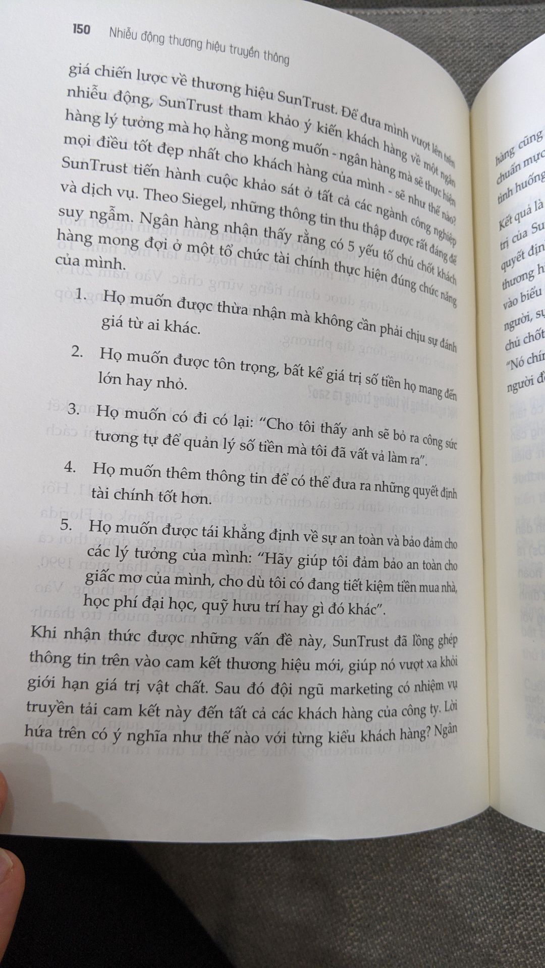 Sách nội dung khá là hay, thích cái từ "nhiễu động" ghê, sách có màng co bọc bên ngoài tránh xước sách. Hàng bọc gói cẩn thận. Giao hàng nhanh, shipper có tâm kiên nhẫn đợi khách vì khách bận con mọn.