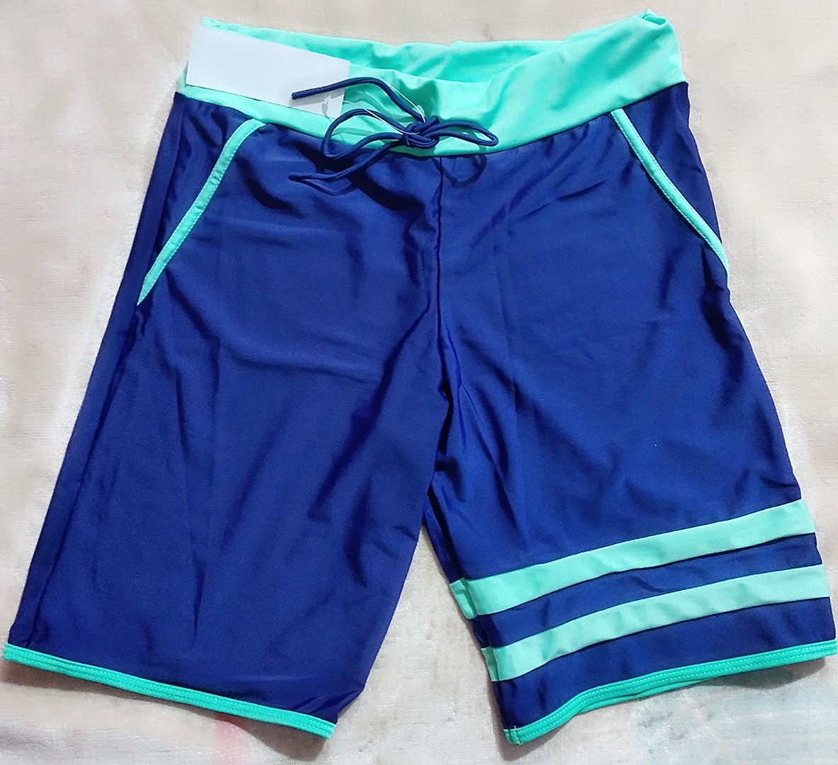 ?Vải  siêu mềm mại co dãn, Khi mặc bình thường không bị bí nóng, mặc khi bơi cho cảm giác ấm áp, vải nhanh khô. 
?Sản phẩm được may bằng đường may 2 mặt, mặt trong và mặt ngoài như nhau, không có gân vải thừa gây cọ sát bên trong khi mặc. 
?Áo tay dài bảo vệ da chống tia UV, mềm mại và nhanh khô ôm sát cơ thể, trừ khi quá gầy thì không có gì để ôm cả., hi hi. 
?Là đồ bơi chuyên dụng cho các trò chơi trên biển và hồ bơi.
?‍? Cho 5 sao cổ vũ nha.