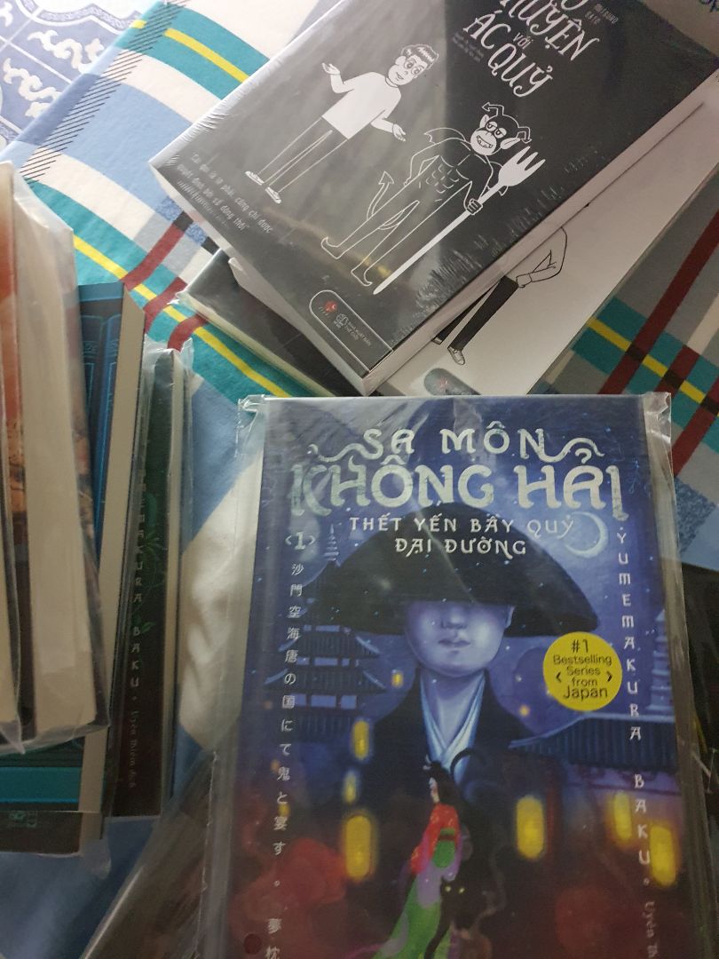 sách đóng gói cẩn thận k rách k móp cuốn nào. Tuy nhiên nên để bọc chống sốc để tránh va đập mạnh làm móp sách. Dịch nhưng giao hàng nhanh