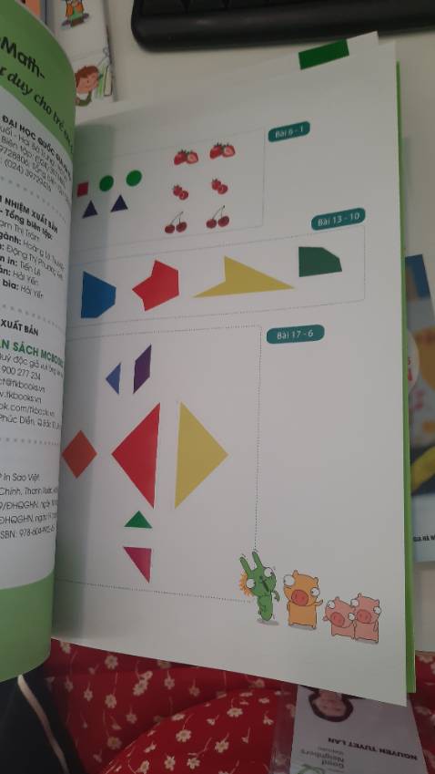 Sách nguyên vẹn góc gáy, bìa và các trang còn mới nguyên. Các trang đều có minh họa hình ảnh màu sắc đẹp, thu hút với trẻ em.
Tập 3 này nâng cao độ khó hơn so vói tập 1 và 2. Sách bắt đầu hướng dẫn trẻ về cách thêm bớt trong phạm vi 5 số, tập thống kê qua đếm những con vật và đồ vật quen thuộc. Ngoài 20 chương luyện tính toán, sách còn có 1 chương dành cho cha mẹ kiểm tra kiến thức của trẻ, và 1 trang sticker để trẻ dùng cho sáng tạo nữa.