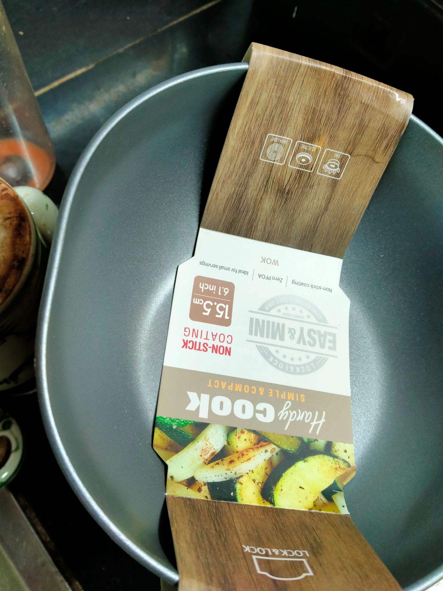 mình đã mua chảo ở đây 1 lần rồi ,dùng thấy được nên hôm nay đặt thêm 1 cái nữa mà chắc do vận chuyển bị móp méo,giao hàng thì gắt gỏng,khó chịu,haizz