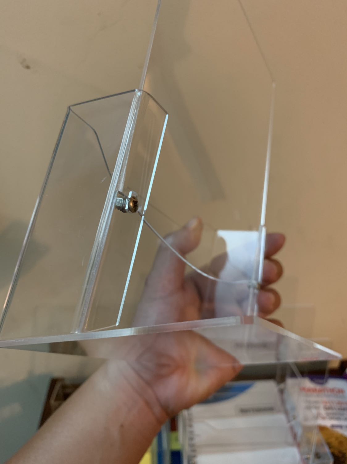 Mình mua 5 cái thì bị bể 1 cái đầu tiên. Nhưng mình thấy cái bị bể không phải là lỗi Tiki, do 4 cái kia thì đã được lắp và bắt ốc hoàn chỉnh sẵn rồi. Chỉ riêng cái bị bể là có 4 con ốc nằm sẵn trong bọc thôi, chưa được lắp vào gì cả. Mình thấy ở đây là lỗi nhà sản xuất, họ thấy bể nên không lắp hàng vào được mà bỏ vào hộp luôn.