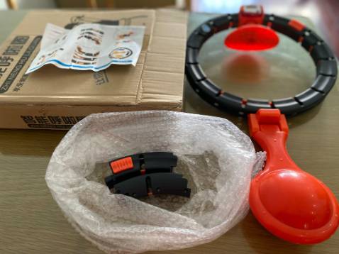 Vòng khá chắc chắn, cụ tạ kèm cũng nặng đấy các bạn ạ. Nhưng lắc rất thích luôn