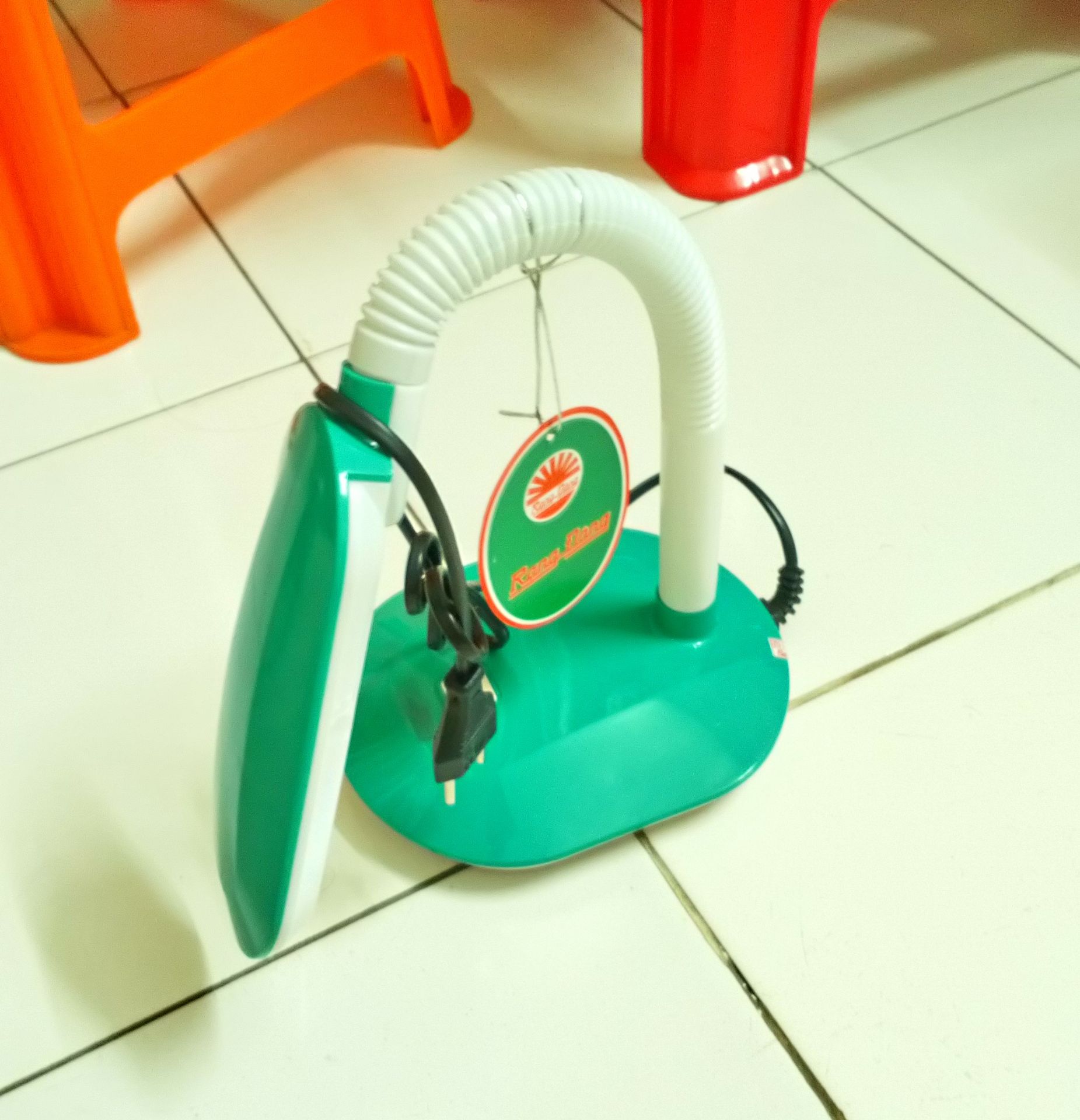 RẤT TỐT. ÁNH SÁNG VÀNG. Chiều cao chỗ nhún = 25cm khi kéo thẳng (không tính máng LED). Chiều dài dây cắm 95cm. Mình thích loại cắm thẳng vào ổ điện như này, không thích loại sạc bằng cốc sạc + usb. Đèn xài được 1h rờ máng đèn LED thì thấy nóng á. Hy vọng xài bền. Nói chung là tốt, không mệt mắt, mình dùng đọc sách và đặt sát máy may khi may + tháo chỉ rất tốt. Giá 127k chưa tính phí ship.