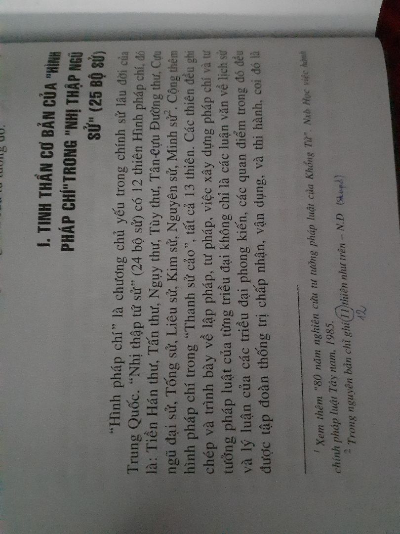 Nội dung ổn, shop không sai.
Chỉ có điều hình thức xấu tệ, bìa rồi font chữ quá thiếu thẩm mỹ.
Dịch giả lại còn có lỗi sai kiến thức căn bản nữa (mời mọi người xem ảnh để biết đó là lỗi gì).