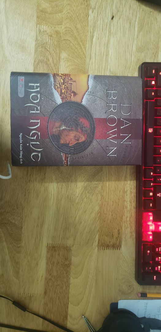 Hình thức sách không vấn đề gì, giấy vàng dịu mắt. Về nội dung thì đây vẫn là một tác phẩm hay của Dan Brown. Vẫn phong cách lôi cuốn,  kịch tính và đầy bất ngờ đã làm nên thương hiệu của tác giả. Tuy nhiên phần kết thúc và giải quyết nút thắt trong truyện hơi có cảm giác gượng và một chút gò bó. Mặc dù vậy cuốn sách cũng đủ khiến mình bỏ 1 ngày làm việc để đọc bằng hết. xD