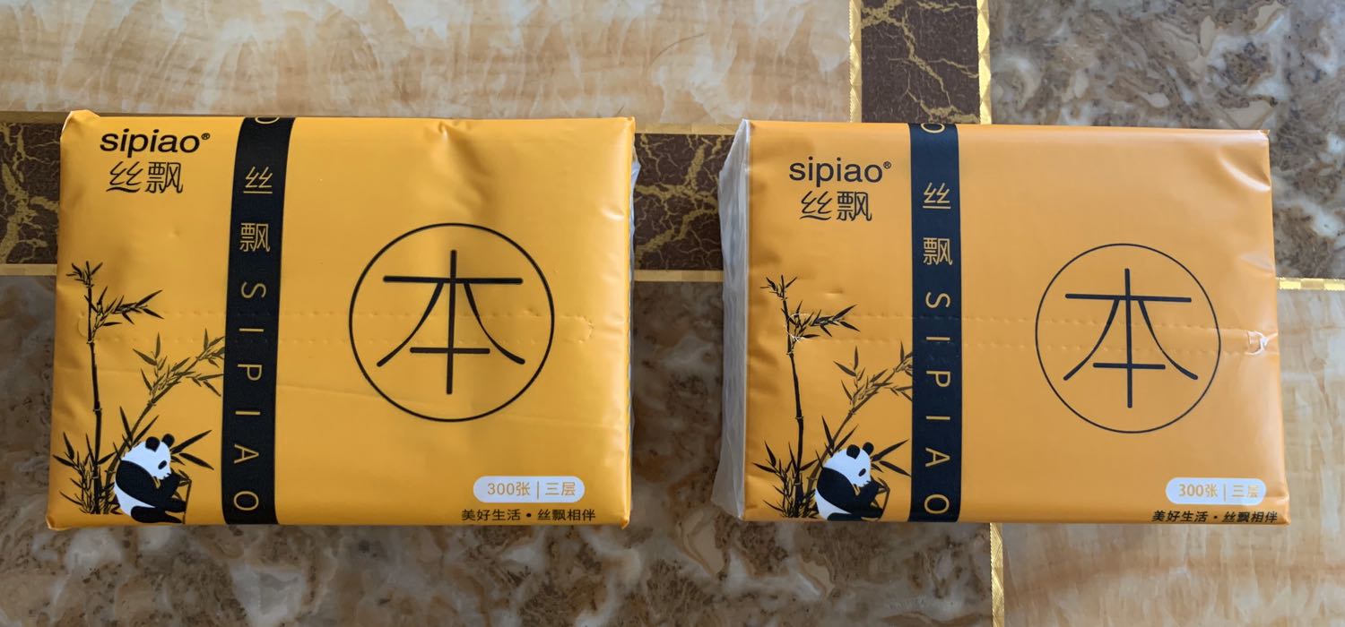 Mình mua giấy của shop thùng này là thùng thứ 3 rồi. Nhưng 2 thùng trước là màu tím như hình bên trái. Đợt này lại là màu đỏ như hình bên phải? Thêm cái là bao bì cũng khác nhau, và mẫu cũ kích thước thì 180 còn mẫu mới thì 175. Mong shop trả lời thoả đáng ạ. So sánh giữa 2 mẫu giấy thùng màu tím và màu đỏ khác nhau rõ rệt. (Bên trái thùng cũ- bên phải thùng mới giao)