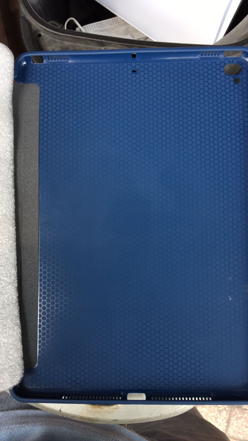 Đã nhận hàng và thanh toán, do vội nên không mở ra kiểm tra trước khi nhận.

Màu thân và màu nắp hoàn toàn khác nhau, không cùng màu xanh đen.

Hàng này shop khác trên tiki bán 225.000, rẻ hơn 95.000 so với Kifa365. Chọn Kifa vì tin vào mô tả hàng hoá và độ uy tín trên Tiki.

Đề nghi Tiki xem lại nhà cung cấp này.