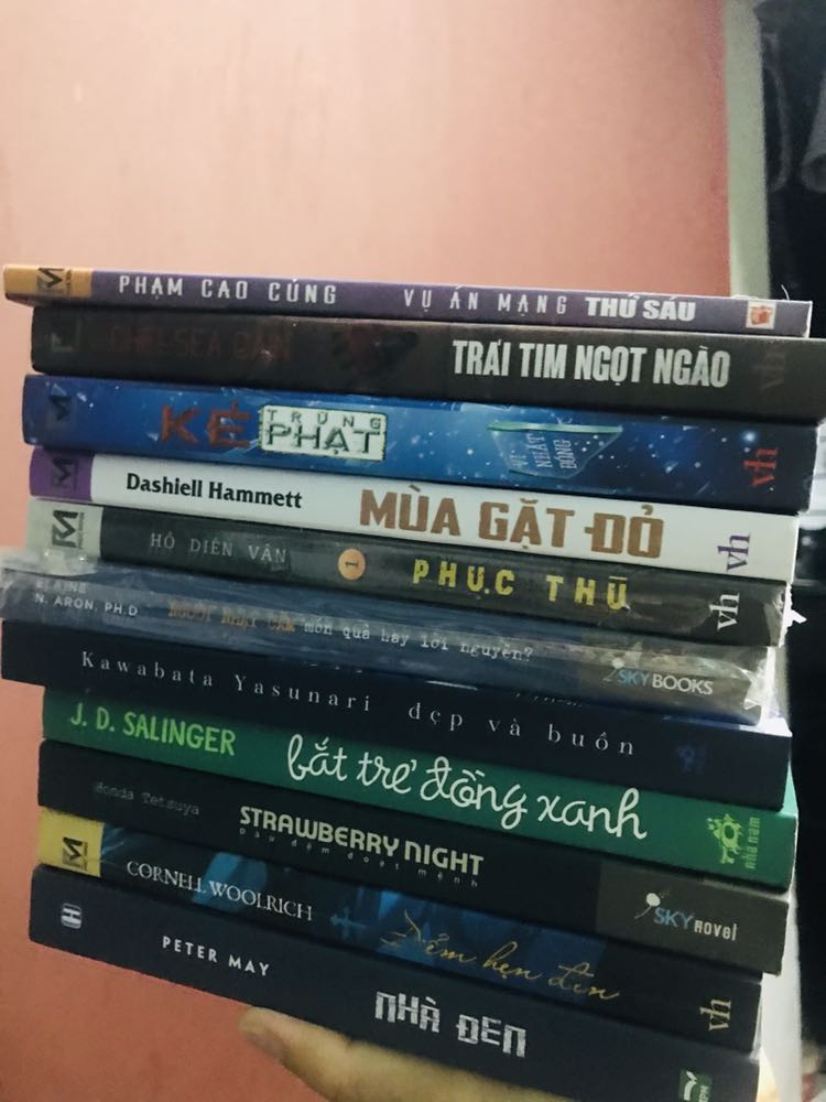 Mặc dù sách không được bọc bên ngoài nhưng nhận được sách vẫn ổn, mua lúc sale nên giá mềm, tính ra nhận sách vậy khá ok rồi.