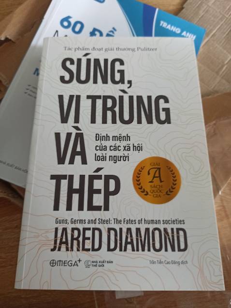 Cứ tưởng bìa cứng mà k phải, nhưng dù sao shop tư vấn nhiệt tình, bọc bao nên k sợ sách bị móp