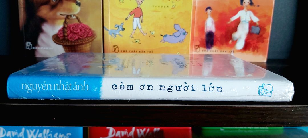Sách đẹp, nhỏ gọn vừa tay các bạn nhỏ. Bìa cứng, giấy in trắng tinh. Mình mua quyển sách này vì tác giả bảo là 😋: " Tôi viết cuốn sách này không dành cho trẻ em. Tôi viết cho những ai từng là trẻ em." 
Dịch vụ Tiki tốt, đặt hàng và giao hàng đều nhanh. Sách đóng hộp xịn. Nhân viên giao hàng thân thiện. Like & Thanks!