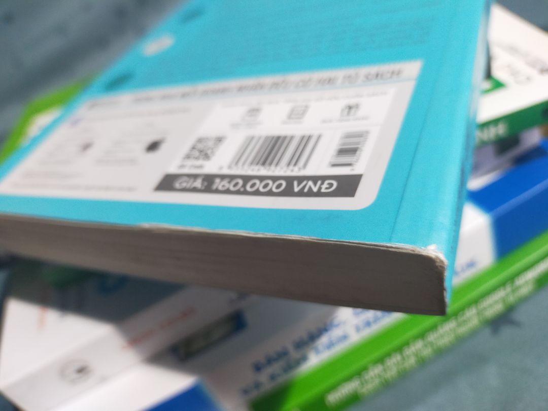 Như giao sách cũ/ tồn kho/ hàng trưng bày không ai mua cho khách. Bên dưới có vết bẩn. Phía bên cạnh thì trầy xước. Sách không được bọc cẩn thận. Nói chung hơn 100k cho quyển sách này cảm thấy nó bực trong người.