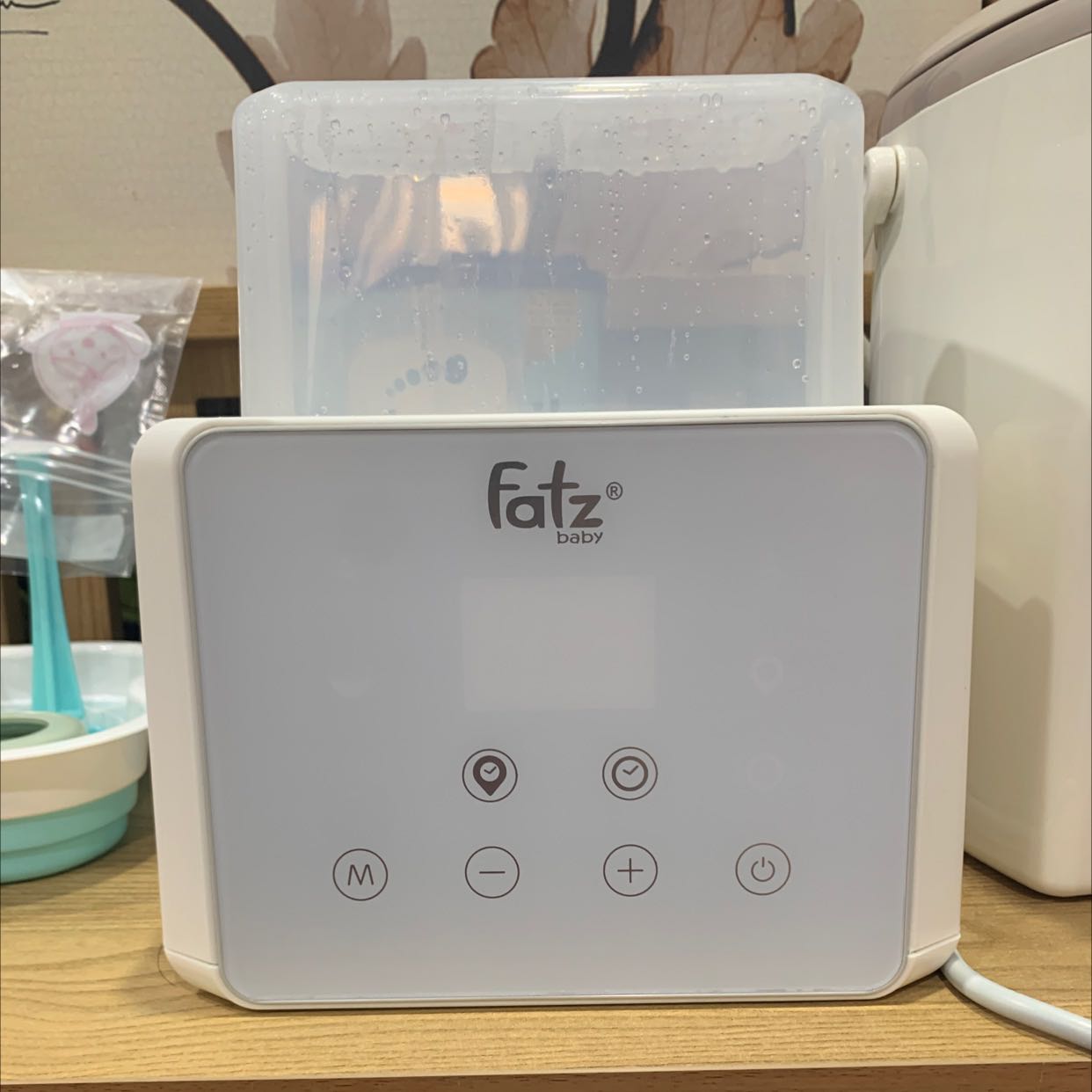 Máy màu trắng nhìn rất sang chảnh, các nút cảm ứng nhạy, bình hâm nóng và tiệt trùng khá nhanh. Mình chủ yếu dùng để tiệt trùng bình sữa, gặm nướu, rã đông sữa mẹ. Giá mà khi ko hoạt động thì đèn tắt hẳn đi cho đỡ tốn điện thì tốt.