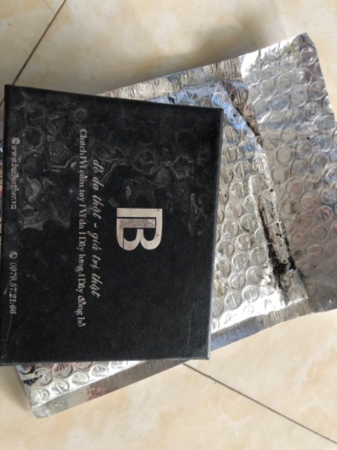 Giao hàng đúng hẹn, đúng mẫu mã, nhưng không biết giao hàng bất cẩn hay kho hàng mà khi nhận hàng thì bao bì lấm lem, còn dính cái bã đen đen như bã cà phê.