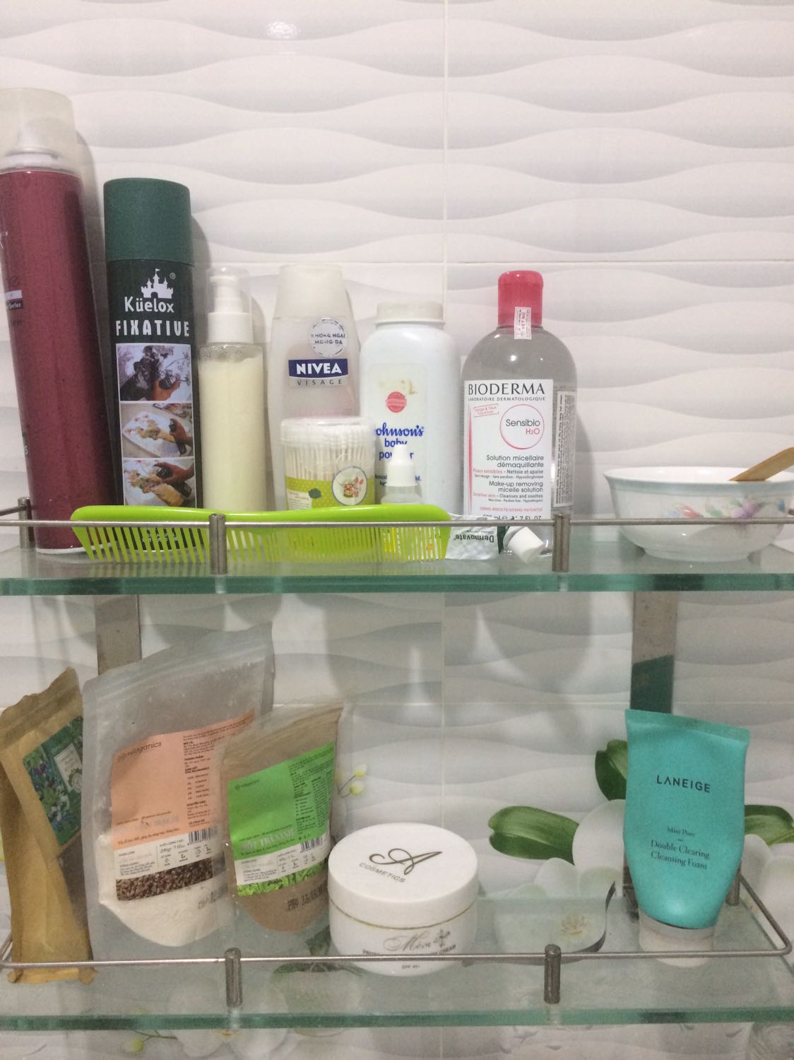 Đây là lần thứ 2 mình mua loại này, thường sau khi tẩy trang xong nếu không rửa lại bằng sữa rửa mặt qua hôm sau da mình nổi mụn liền, còn loại này rất êm, mấy lần mình tẩy trang xong ngủ quên qua ngày hôm sau da vẫn mềm dịu. Đây là sản phẩm tốt nhất mình từng mua!