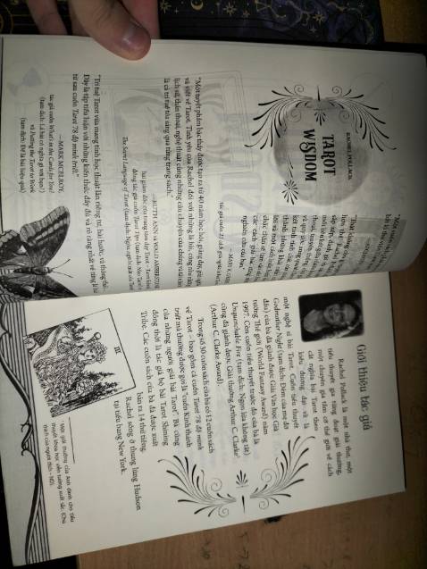 Sách đẹp , tiêu đề ngoài bìa sách còn đc mạ  vàng khá là bắt mắt, các trang sách đc thiết kế khá là đặc biệt , nội dung hay và ổn ,  phù hợp các bạn mới bắt đầu tới các bạn muốn tìm hiểu chuyên sâu hơn nữa , sách mỏng hơn cuốn 1 tý