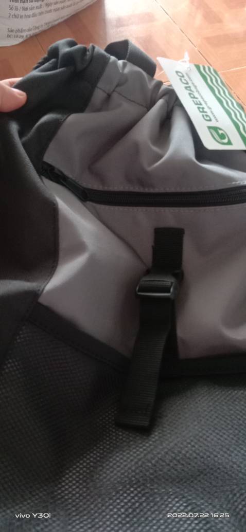 Giỏ nhìn chắc chắn,trong túi cí giấy thơm cầm lên thấy đã đã. Vải dù bố nên hơi cứng mình ưng chất vải mềm nhiều hơn nhưng thôi thế thấy cũng ổn vì ưng nhất bên trong có khoá kéo có thể bỏ tiền hoặc điện thoại ok bên ngoài cũng có ngăn lớn có khoá kéo.