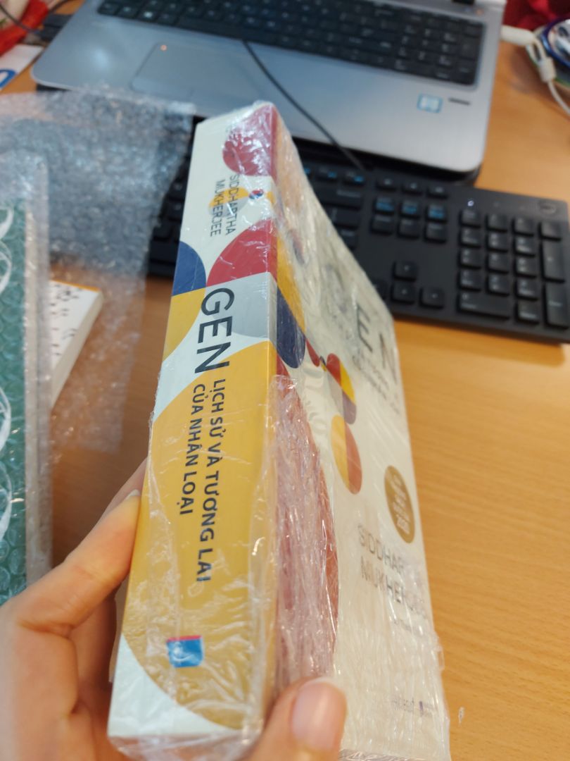 đóng gói cẩn thận, sách dày dã man, nhưng đúng là sách lịch sử thường phải  thế. khá ưng ý với cuốn này, 1 cái nhìn toàn cảnh, khoa học về tiến trình tìm hiểu về cấu tạo sinh học đơn vị nhỏ nhất của con người