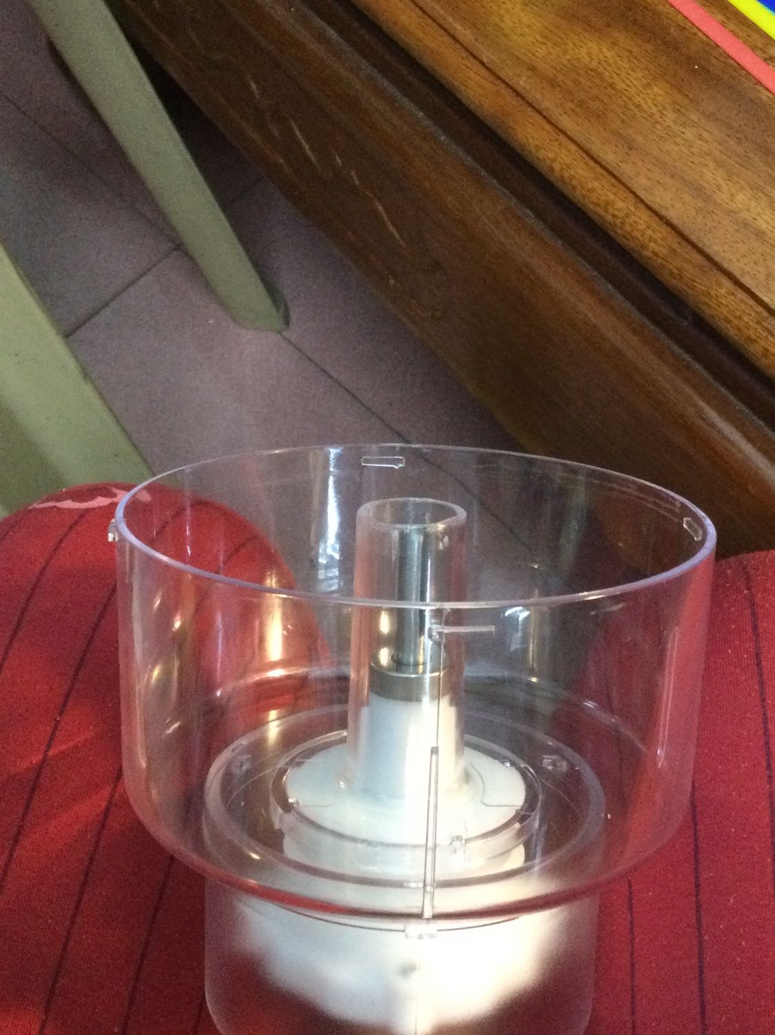 Tôi đề nghị thu lại sản phẩm, cối xay thịt chưa dùng đã nứt như kia , may mà  tôi dỡ hẳn dao ra kiểm tra sp, nếu tôi tin tưởng tiki mù quáng mà cứ thế đâm đầu vào dùng ngay, rồi dăm bữa, nửa tháng hỏng thì mọi người chửi vào mặt tôi à, lại tiền mất tật mang