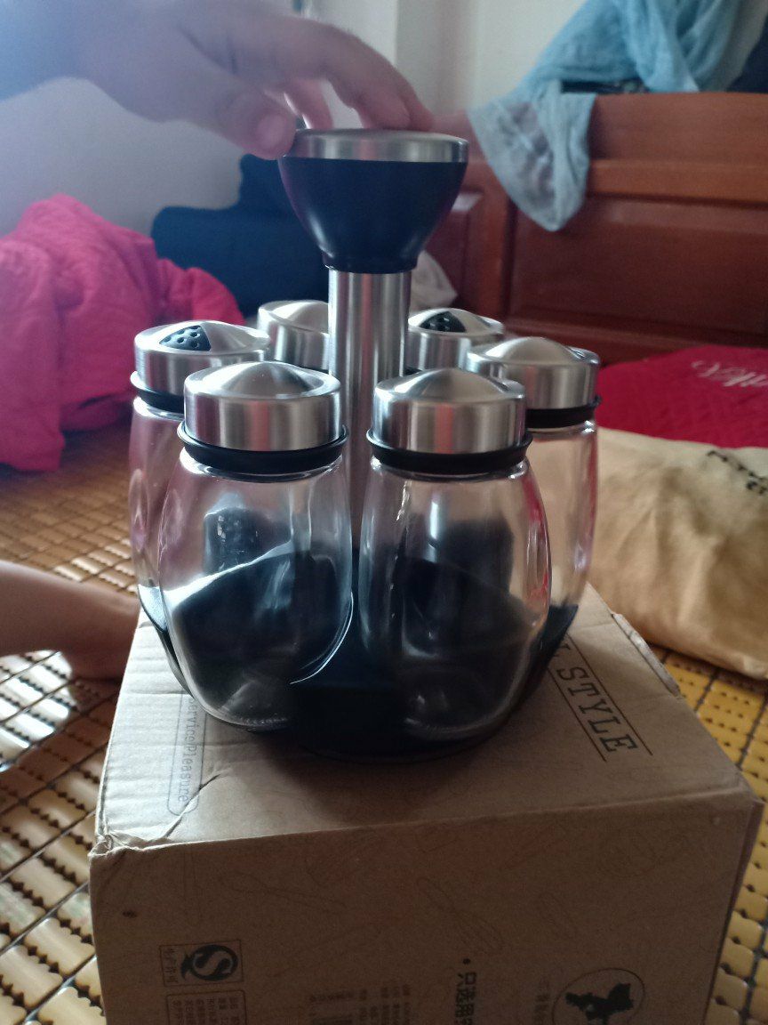 Bộ gia vị tròn tròn xinh quá, shop giao hàng nhanh, đẹp, xoay đc như quảng cáo. oke