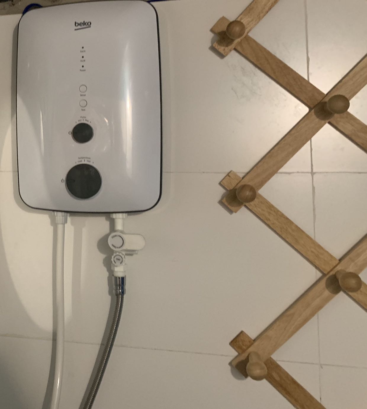 Bơm cực ồn !!! Nhưng nếu nước nguồn mạnh thì mua không bơm cho êm !!! Mình không sự dụng bơm máy ổn lắm chỉ khi bật chế độ pump thì gây phản cảm tí thôi !!!