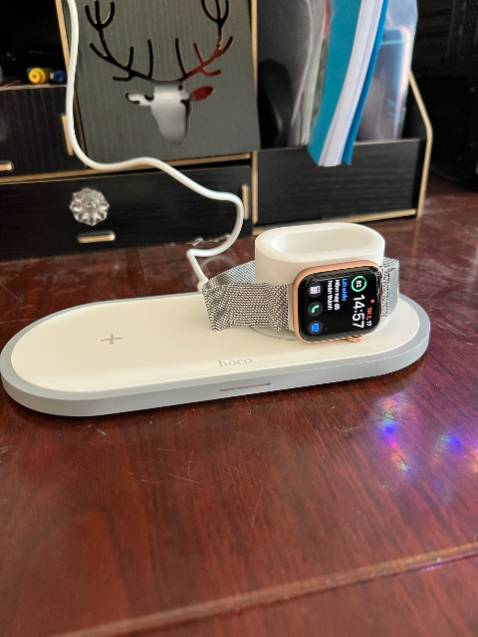Không sạc được thiết bị nào hết, cắm vào củ sạc ipad 12W, chỉ để ênh apple watch mà cũng không sạc lên được % nào, apple watch cứ báo nhận sạc rồi lại không nhận. Hàng gửi về thì đóng gói ẩu, mốp hết hộp.
