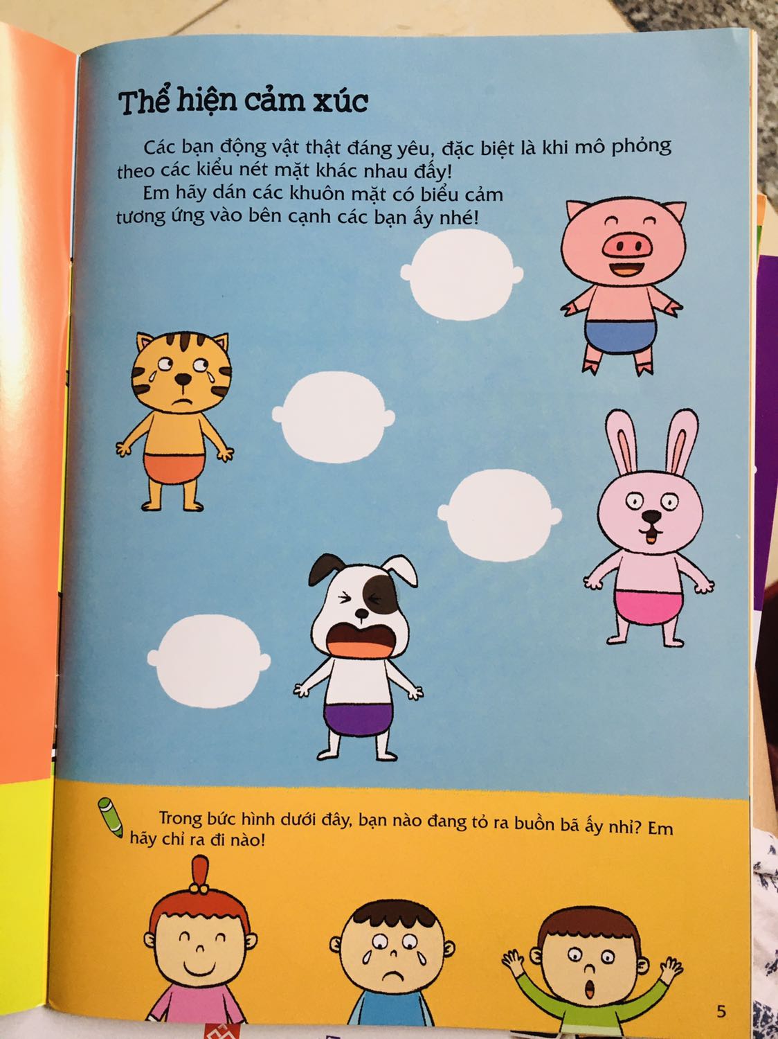 Giao hàng nhanh! Màu sắc đẹp, chất lượng sách tốt, nội dung phù hợp cho các bạn học mẫu giáo vừa học vừa chơi. Nhưng số lượng trang và sticker hơi ít