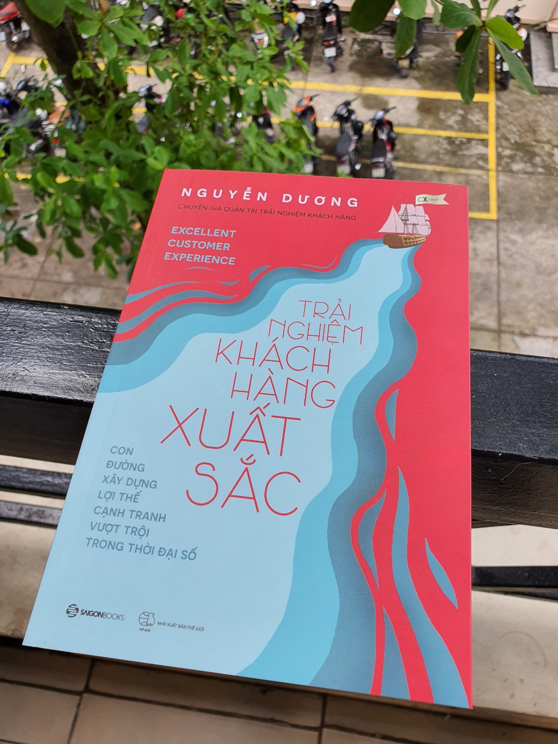 Tôi cũng làm việc ở bộ phận CX (Trải nghiệm Khách hàng) & tôi thấy đây là một cuốn sách hay về CX. Tôi đã mua cho mình 1 cuốn & mua tặng bạn bè thêm 7 cuốn nữa. Nội dung gần gũi, thực tế & dẫn dắt có định hướng rõ ràng. Cuốn sách này sẽ giúp hiểu hơn về Chân dung khách hàng, Hành trình khách hàng, Điểm chạm khách hàng, cách đo lường các chỉ số trải nghiệm khách hàng (NPS, CSAT, CES…), & được truyền cảm hứng thông qua những câu chuyện trải nghiệm khách hàng xuất sắc từ Amazon, Zappos, Southwest Airlines, The Ritz-Carlton, Thế Giới Di Động...