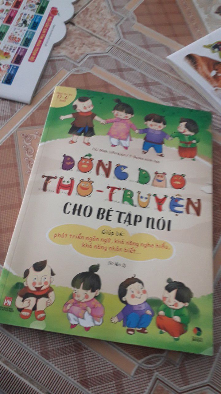 Sách rất đẹp. Hình vẽ sinh động, màu sắc hấp dẫn. Có rất nhiều bài thơ, đồng dao, ca dao, truyện cho trẻ. Khi đi đâu xa, mình chỉ cần mang 1 cuốn này là đủ cho con đọc. Rất hữu ích.